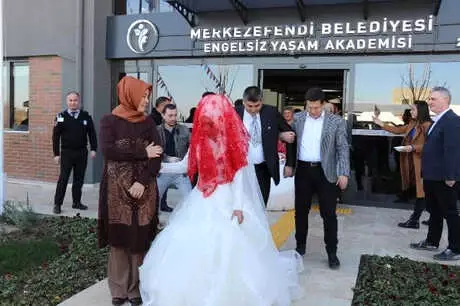 Engelli Çiftler İlk Kez Gelinlik ve Damatlık Giydi