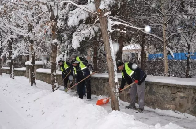 PalandÃ¶ken Belediyesi Kar Temizleme ÃalÄ±ÅmalarÄ±na Devam Ediyor