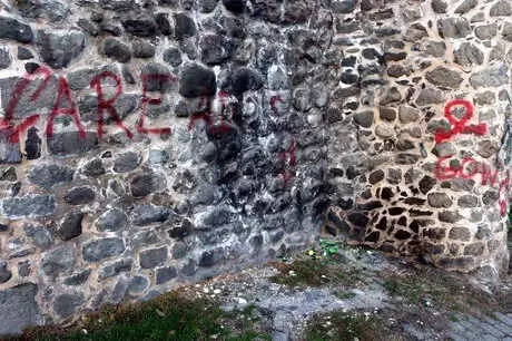 Tarihi Niksar Kalesi'nin Surlarındaki Yazılar Tepki Çekti Tarihi Niksar Kalesi'nin Surlarındaki Yazılar Tepki Çekti