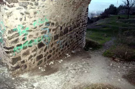 Tarihi Niksar Kalesi'nin Surlarındaki Yazılar Tepki Çekti Tarihi Niksar Kalesi'nin Surlarındaki Yazılar Tepki Çekti