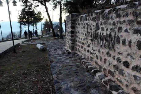 Tarihi Niksar Kalesi'nin Surlarındaki Yazılar Tepki Çekti Tarihi Niksar Kalesi'nin Surlarındaki Yazılar Tepki Çekti
