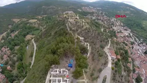 Tokat Tarihi Niksar Kalesi'nin Surlarındaki Yazılar Tepki Çekti Tokat Tarihi Niksar Kalesi'nin Surlarındaki Yazılar Tepki Çekti