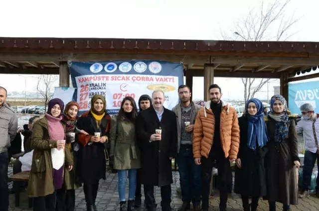 Tuşba Belediyesinden Öğrenci ve Hasta Yakınlarına Sıcak Çorba Tuşba Belediyesinden Öğrenci ve Hasta Yakınlarına Sıcak Çorba