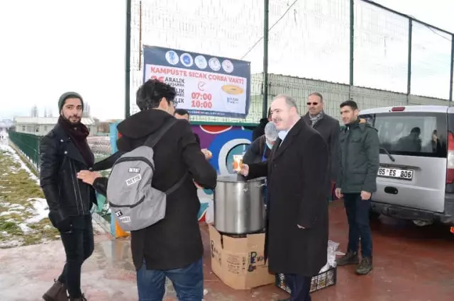 Tuşba Belediyesinden Öğrenci ve Hasta Yakınlarına Sıcak Çorba Tuşba Belediyesinden Öğrenci ve Hasta Yakınlarına Sıcak Çorba