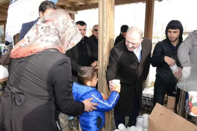 Tuşba Belediyesinden Öğrenci ve Hasta Yakınlarına Sıcak Çorba Tuşba Belediyesinden Öğrenci ve Hasta Yakınlarına Sıcak Çorba