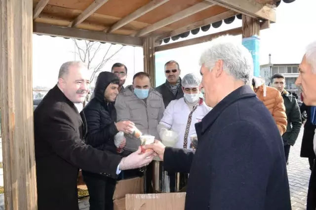 Tuşba Belediyesinden Öğrenci ve Hasta Yakınlarına Sıcak Çorba Tuşba Belediyesinden Öğrenci ve Hasta Yakınlarına Sıcak Çorba