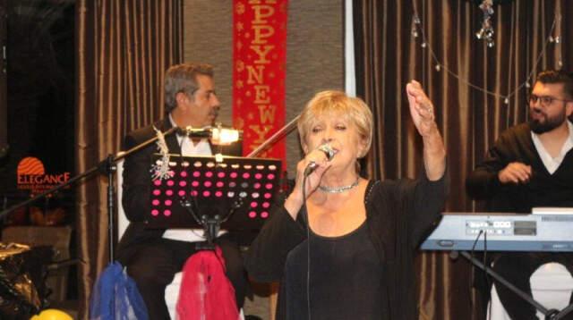 Zerrin Özer'in Ablası Tülay Özer, Konser Verdiği Sırada Fenalaştı