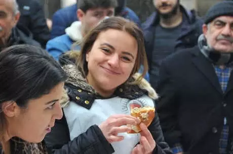 15 Dakikada 9 Tahinli Pide Yedi, 10 Çeyrek Altın Kazandı