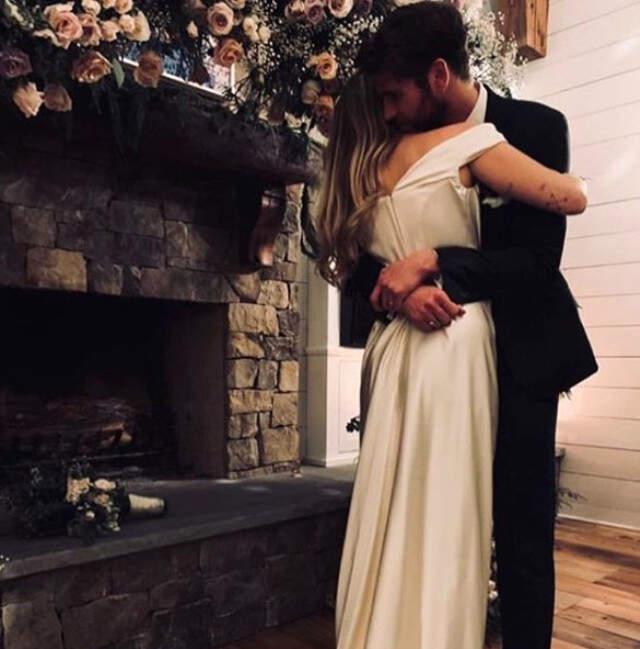 Masraftan Kaçınmak İçin Düğün Yapmayan Miley Cyrus, 46 Bin TL'lik Elbise Giydi