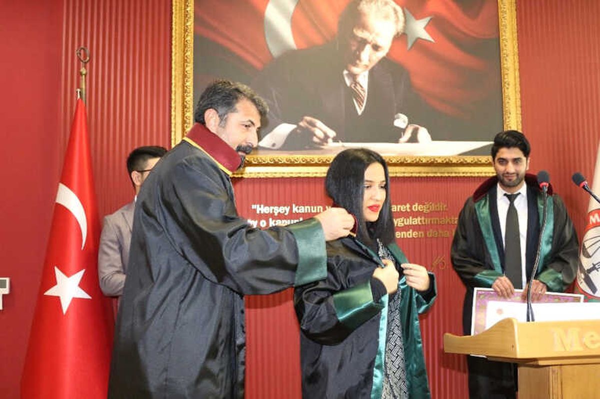 Mersin'de Stajını Tamamlayan 4 Avukat Yemin Edip Cüppe Giydi