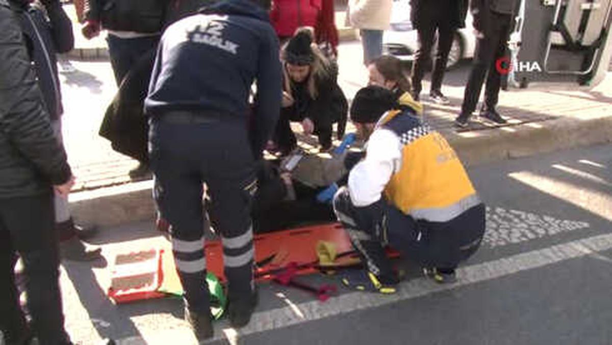 Motosikletiyle Çarptığı Yaşlı Kadını Ambulansa Taşıdı