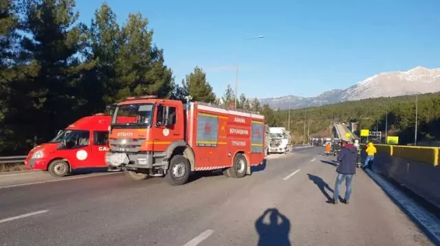 Otobanda Tehlikeli Madde Taşıyan Tır, Öndeki Tıra Arkadan Çarptı