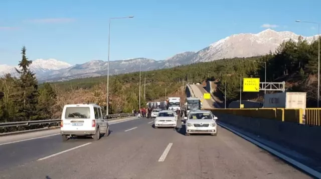 Otobanda Tehlikeli Madde Taşıyan Tır, Öndeki Tıra Arkadan Çarptı