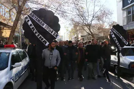 Parasını Alamayan Futbolcular Kulübü Terk Etti, Taraftar Valiliğe Çelenk Bıraktı