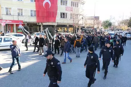 Parasını Alamayan Futbolcular Kulübü Terk Etti, Taraftar Valiliğe Çelenk Bıraktı Parasını Alamayan Futbolcular Kulübü Terk Etti, Taraftar Valiliğe Çelenk Bıraktı