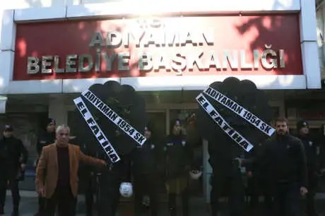 Parasını Alamayan Futbolcular Kulübü Terk Etti, Taraftar Valiliğe Çelenk Bıraktı Parasını Alamayan Futbolcular Kulübü Terk Etti, Taraftar Valiliğe Çelenk Bıraktı