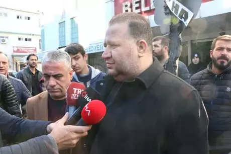Parasını Alamayan Futbolcular Kulübü Terk Etti, Taraftar Valiliğe Çelenk Bıraktı Parasını Alamayan Futbolcular Kulübü Terk Etti, Taraftar Valiliğe Çelenk Bıraktı