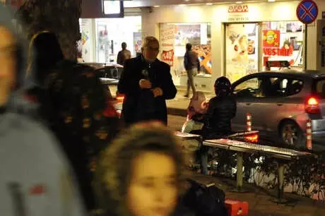 Sokakta Şarkı Söyleyerek Gençlik Hayalini Gerçekleştirdi Sokakta Şarkı Söyleyerek Gençlik Hayalini Gerçekleştirdi