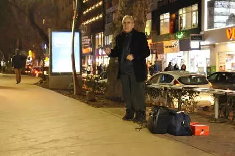Sokakta Şarkı Söyleyerek Gençlik Hayalini Gerçekleştirdi Sokakta Şarkı Söyleyerek Gençlik Hayalini Gerçekleştirdi