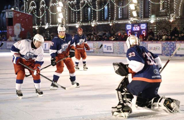 Putin ve Şoygu Kızıl Meydan'da Çıktıkları Hokey Maçında Profesyonellere Taş Çıkardı