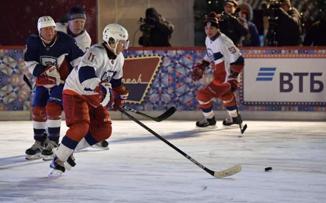 Putin ve Şoygu Kızıl Meydan'da Çıktıkları Hokey Maçında Profesyonellere Taş Çıkardı