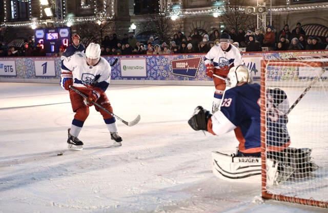 Putin ve Şoygu Kızıl Meydan'da Çıktıkları Hokey Maçında Profesyonellere Taş Çıkardı