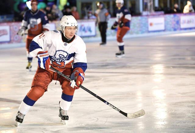 Putin ve Şoygu Kızıl Meydan'da Çıktıkları Hokey Maçında Profesyonellere Taş Çıkardı