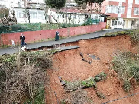 Havadan Fotoğraflarla) - Sarıyer'de Yol Çöktü, Mahalle Sakinleri Tedirgin