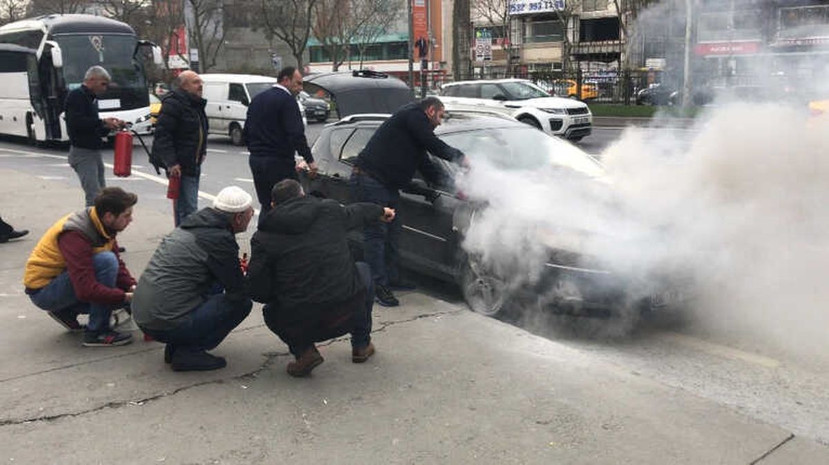 Seyrantepe'de Vatandaşların Maşrapa, Damacana, ve Fırça ile Yangın Söndürme Çalışması