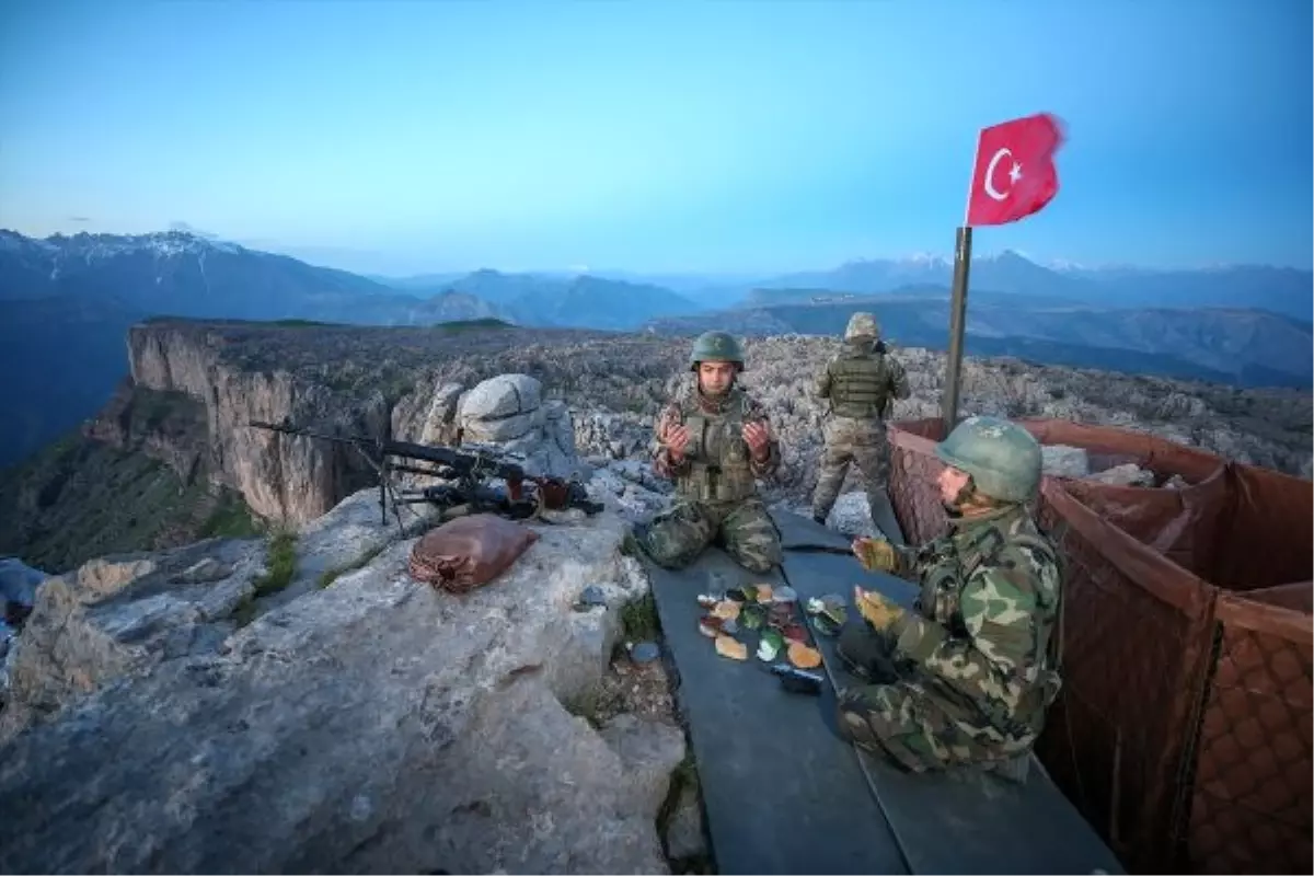 AA'nın Yılın Fotoğrafları Oylaması 'Mehmetçik'ten İlk İftar' Birinci Oldu