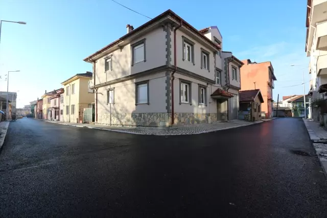 Adapazarı'nda Yol Yenileme Çalışmaları Adapazarı'nda Yol Yenileme Çalışmaları