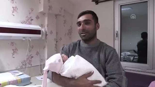 Adıyaman'da 2019'un İlk Bebeği, Nurşen ve Deniz Bakır Çiftinin İlk Çocukları 'Ali Asaf Bakır' Oldu. Adıyaman'da 2019'un İlk Bebeği, Nurşen ve Deniz Bakır Çiftinin İlk Çocukları 'Ali Asaf Bakır' Oldu.