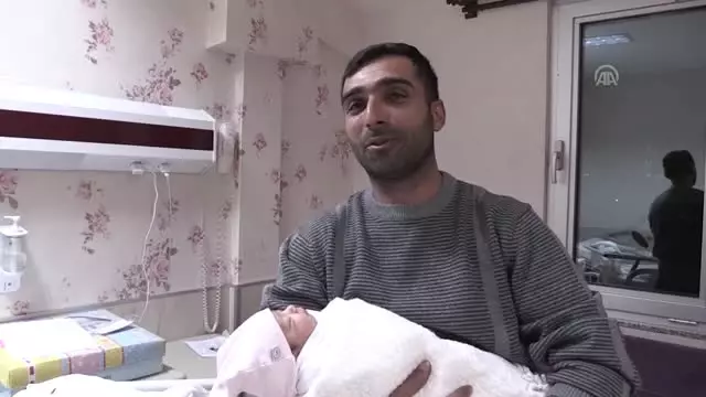 Adıyaman'da 2019'un İlk Bebeği, Nurşen ve Deniz Bakır Çiftinin İlk Çocukları 'Ali Asaf Bakır' Oldu. Adıyaman'da 2019'un İlk Bebeği, Nurşen ve Deniz Bakır Çiftinin İlk Çocukları 'Ali Asaf Bakır' Oldu.