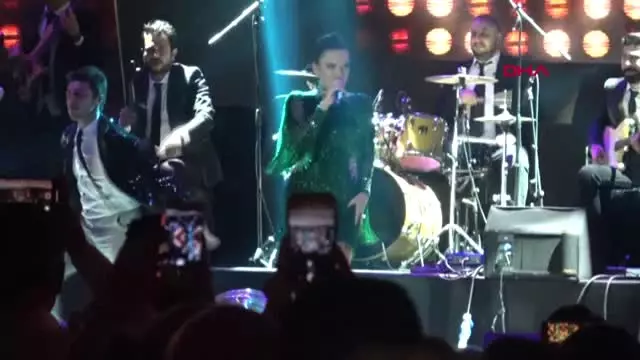 Antalya Demet Akalın'ı, Okan Kurt ve Hira da Dinledi Antalya Demet Akalın'ı, Okan Kurt ve Hira da Dinledi