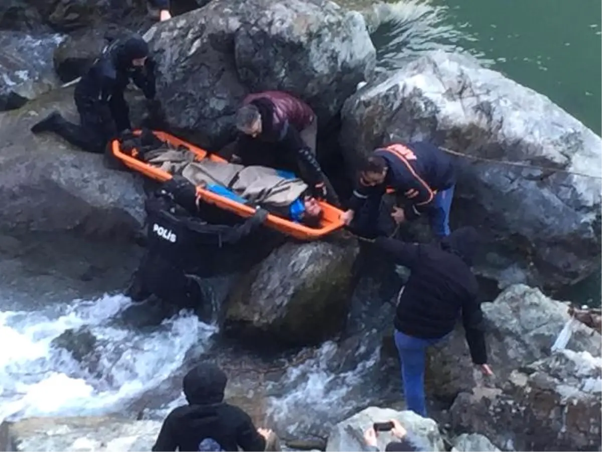 Aracın Çarpmasıyla Çoruh Nehri'ne Düşüp, Öldü