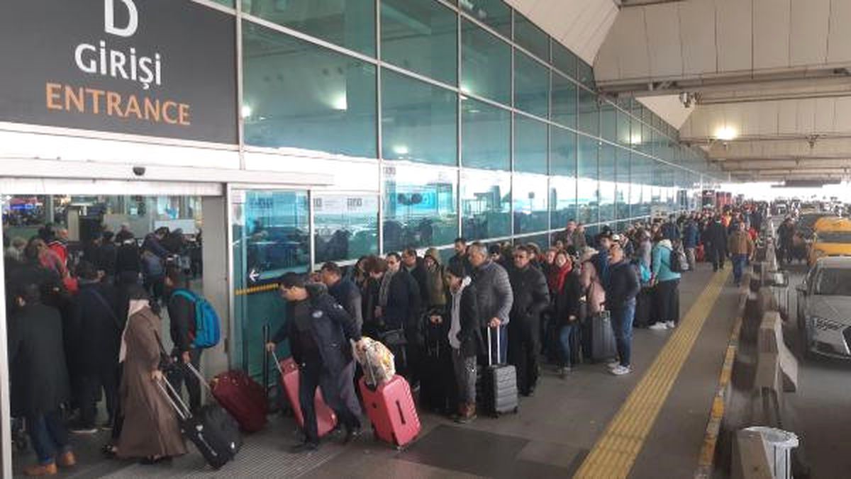 Atatürk Havalimanı'nda 'Tatil Dönüşü' Yoğunluğu... Uzun Kuyruklar Oluştu
