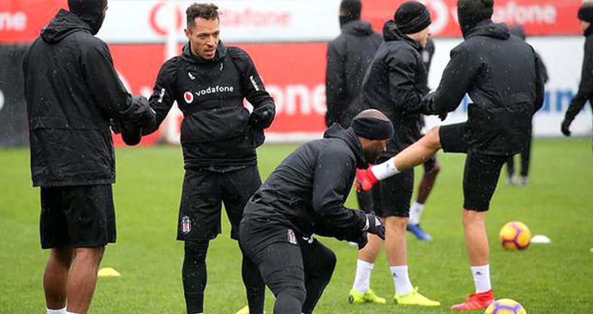 Beşiktaş'ta Vagner Love ve Cyle Larin, Kamp Kadrosuna Alınmayacak