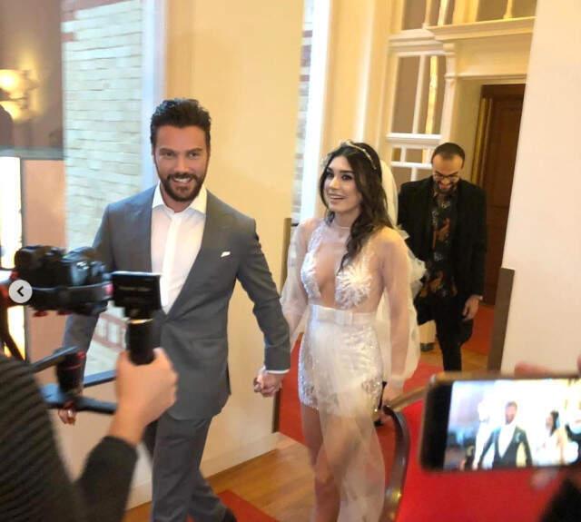 Burcu Kıratlı'yı Dekolteli Gelinlikle Gören Sinan Akçıl'dan Şaşırtan Tepki: Giyinmemiş