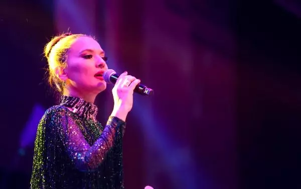 Demet Akalın'ı, Okan Kurt ve Hira da Dinledi Demet Akalın'ı, Okan Kurt ve Hira da Dinledi
