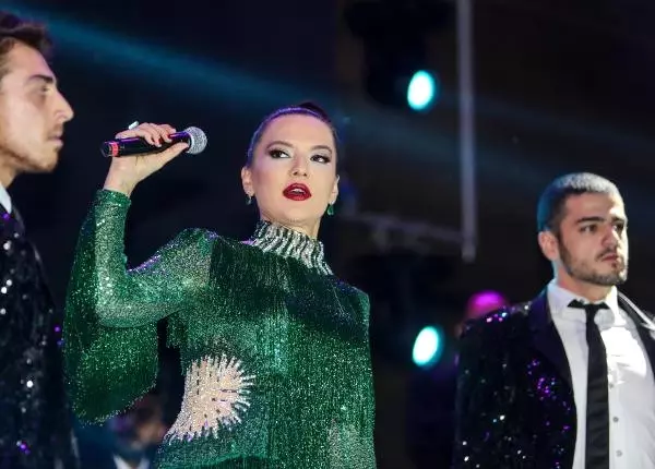 Demet Akalın'ı, Okan Kurt ve Hira da Dinledi Demet Akalın'ı, Okan Kurt ve Hira da Dinledi
