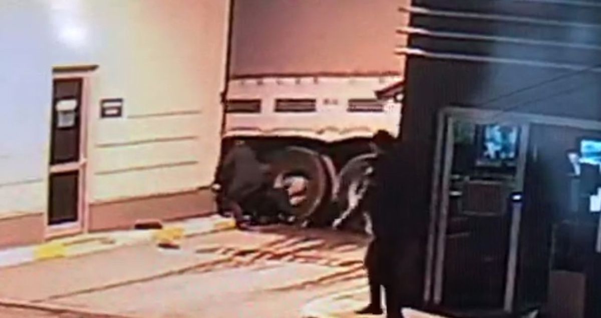 Esenyurt'ta Yokuş Aşağı Kayan Kamyon Dehşet Saçtı