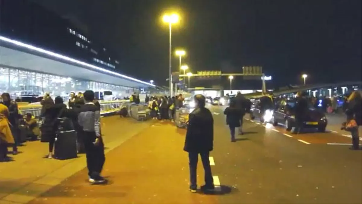 Hollanda'nın Amsterdam Şehrindeki Schiphol Havalimanı'nda Terör Alarmı Verildi.