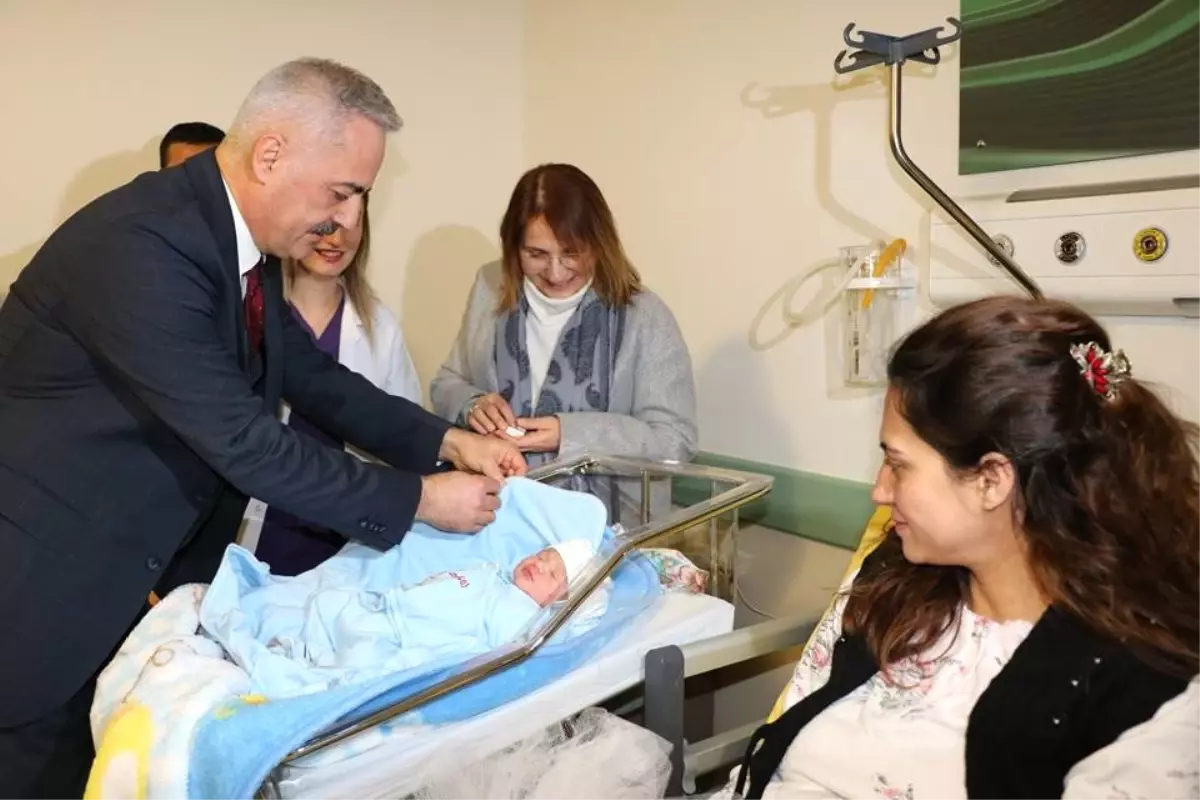Isparta'da Yeni Yılın İlk Bebeklerine Vali'den Altın Ödülü