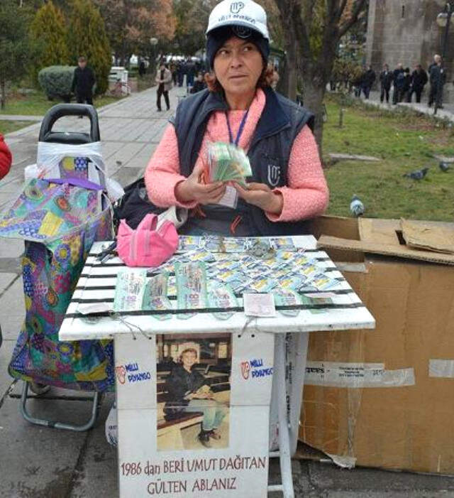 Kayseri Eski Şarkıcı, Milli Piyango Bileti Satıyor