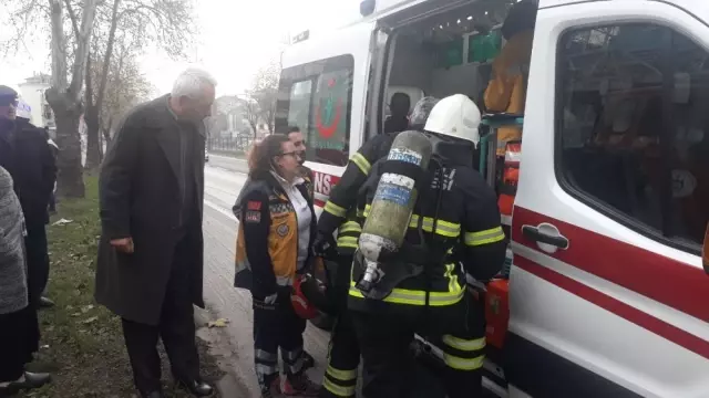 Kocaeli'de Çıkan Ev Yangınında Dumandan Etkilenen 6 Kişi Hastanelik Oldu Kocaeli'de Çıkan Ev Yangınında Dumandan Etkilenen 6 Kişi Hastanelik Oldu