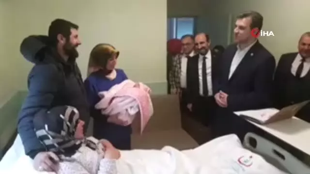Mustafa Esgin'den Yılın İlk Bebeğine Altın Mustafa Esgin'den Yılın İlk Bebeğine Altın