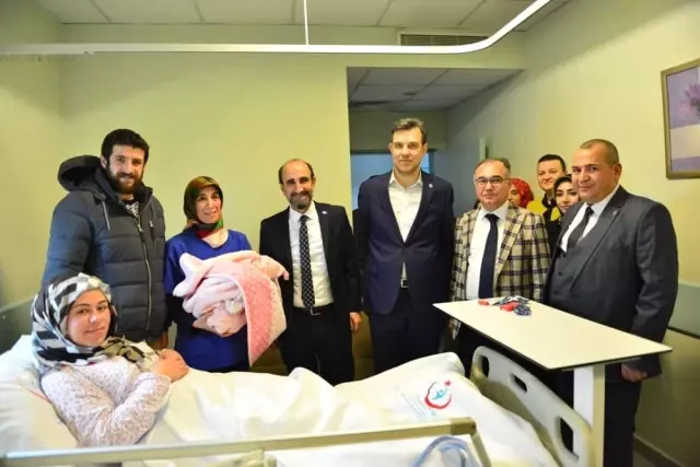 Mustafa Esgin'den Yılın İlk Bebeğine Altın Mustafa Esgin'den Yılın İlk Bebeğine Altın