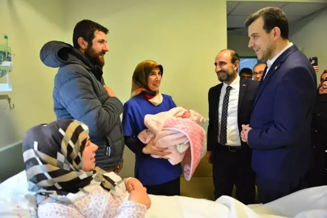 Mustafa Esgin'den Yılın İlk Bebeğine Altın Mustafa Esgin'den Yılın İlk Bebeğine Altın