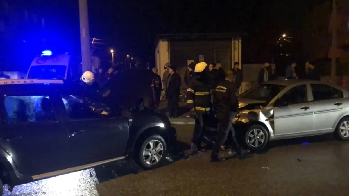 Otomobil ile Hafif Ticari Araç Çarpıştı: 4 Yaralı