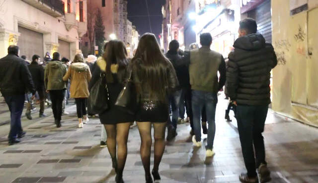 Taksim'de Yürüyen İki Genç Kıza Yaklaşan Tacizcileri Güven Timleri Engelledi! O Anlar Kamerada